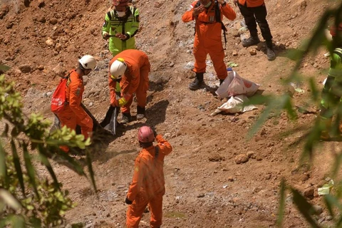 Lực lượng cứu hộ tại hiện trường một vụ sập mỏ ở Indonesia năm 2019. (Ảnh minh họa. Nguồn: AP)