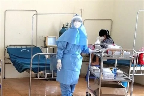 Điều trị cho bệnh nhân COVID-19 số 268 tại Khu cách ly Bệnh viện Đa khoa huyện Đồng Văn (Hà Giang). (Ảnh: TTXVN phát)
