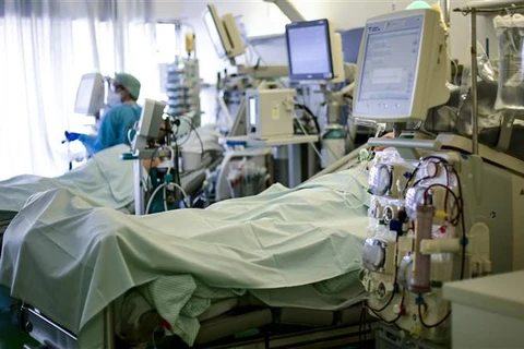 Bệnh nhân COVID-19 được điều trị tại bệnh viện ở Aachen, Đức. (Ảnh: AFP/TTXVN)