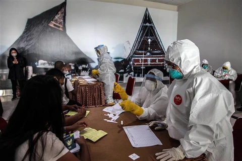 Nhân viên y tế xét nghiệm nhanh COVID-19 cho người lao động nhập cư tại Bắc Sumatra, Indonesia ngày 9/4/2020. (Ảnh: THX/TTXVN)