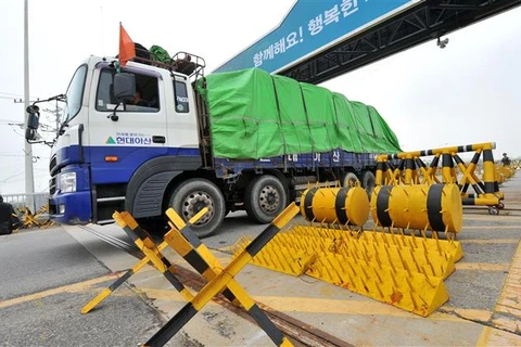Xe tải chở bột mỳ viện trợ cho Triều Tiên của Hàn Quốc đi qua cửa khẩu liên Triều ở Paju ngày 21/9/2012. (Ảnh: AFP/TTXVN)