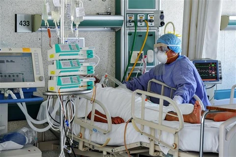 Nhân viên y tế chăm sóc bệnh nhân COVID-19 tại trung tâm y tế Adolfo Lopez Mateos ở Toluca, Mexico. (Ảnh: AFP/TTXVN)