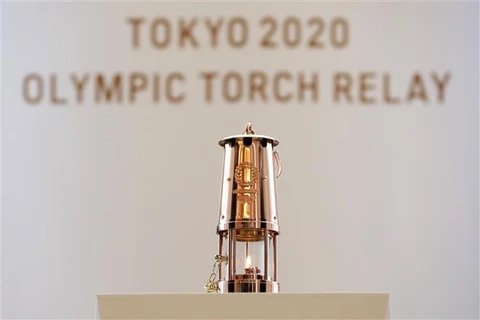 Ngọn đuốc Olympic 2020 được trưng bày tại trung tâm tập huấn bóng đá quốc gia Nhật Bản J-Village, tỉnh Fukushima, Nhật Bản ngày 1/4/2020. (Ảnh: THX/TTXVN)