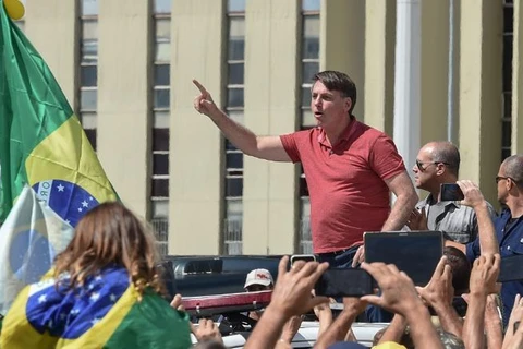 Tổng thống Brazil tham gia biểu tình phản đối yêu cầu ở nhà chống dịch