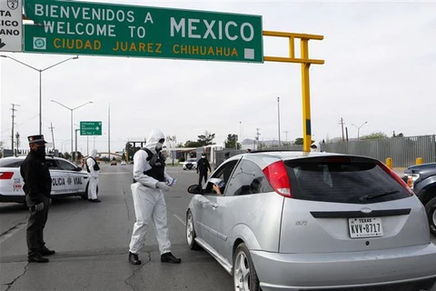 Cảnh sát gác tại một chốt kiểm soát ở Ciudad Juarez, bang Chihuahua, Mexico. (Ảnh: AFP/TTXVN)