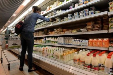 Người dân mua hàng trong siêu thị ở Moskva, Nga. (Nguồn: AFP)