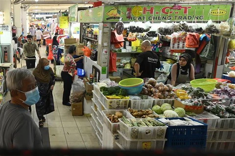 Người dân mua sắm tại một chợ ở Singapore, ngày 8/4/2020. (Ảnh: AFP/TTXVN)