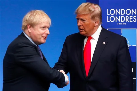 Thủ tướng Anh Boris Johnson và Tổng thống Mỹ Donald Trump (phải) tại cuộc gặp ở London, Anh, ngày 4/12/2019. (Ảnh: AFP/TTXVN)