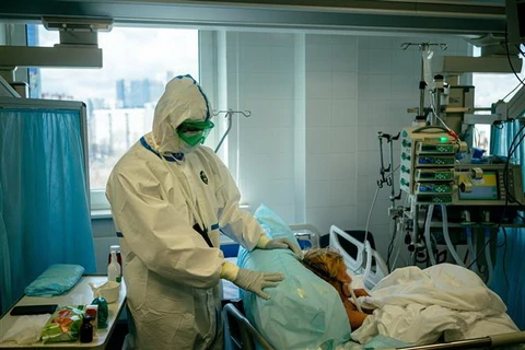 Nhân viên y tế điều trị cho bệnh nhân nhiễm COVID-19 tại bệnh viện K+31 ở Moskva, Nga. (Ảnh: AFP/TTXVN)