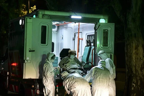 Chuyển bệnh nhân COVID-19 tới bệnh viện ở Buenos Aires, Argentina. (Nguồn: AFP/TTXVN)