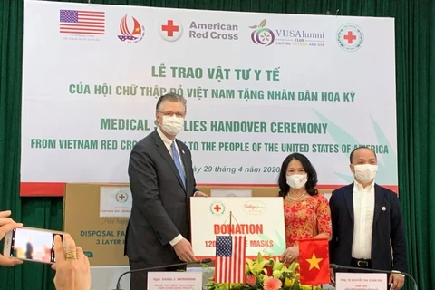 Hội Chữ thập Đỏ Việt Nam trao vật tư y tế tặng nhân dân Hoa Kỳ