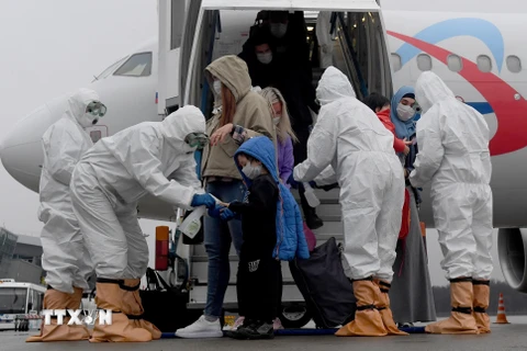Nhân viên xịt khử khuẩn cho hành khách tại sân bay Kazan, Nga nhằm ngăn dịch COVID-19 lây lan, ngày 21/4/2020. (Ảnh: THX/TTXVN)
