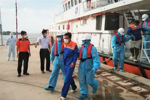 Hai thuyền viên Indonesia được đưa vào bờ an toàn. (Ảnh: TTXVN phát)