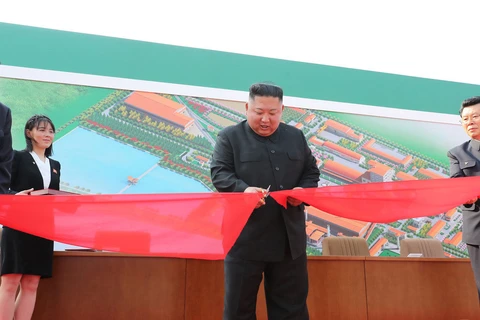 Nhà lãnh đạo Kim Jong-un hoàn toàn khỏe mạnh trong hình ảnh do Triều Tiên công bố. (Nguồn: SBS)