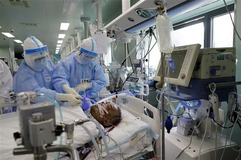 Nhân viên y tế điều trị cho bệnh nhân COVID-19 tại bệnh viện ở Vũ Hán, tỉnh Hồ Bắc, Trung Quốc. (Ảnh: THX/TTXVN)