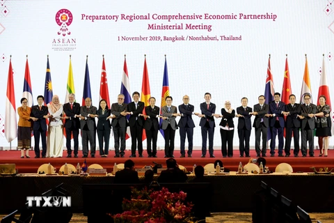 Các đại biểu chụp ảnh chung tại Hội nghị Cấp Bộ trưởng về Hiệp định Đối tác kinh tế toàn diện khu vực (RCEP) ở Nontha Buri, Thái Lan ngày 1/11/2019. (Ảnh: Lý Hữu Kiên/TTXVN)
