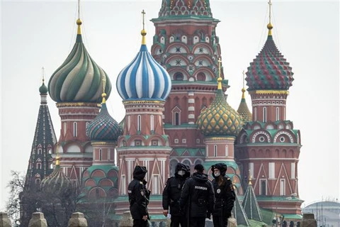 Lực lượng an ninh Nga tuần tra trên Quảng trường Đỏ ở Moskva trong thời gian lệnh hạn chế đi lại được áp đặt nhằm ngăn dịch COVID-19 lây lan. (Ảnh: AFP/TTXVN)