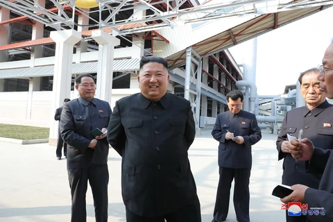 Nhà lãnh đạo Triều Tiên Kim Jong-un (giữa) thăm nhà máy sản xuất phân lân vừa khánh thành ở Sunchon, phía Bắc thủ đô Bình Nhưỡng ngày 1/5/2020. (Ảnh: Yonhap/TTXVN)