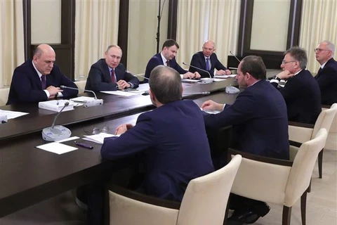 Tổng thống Nga Vladimir Putin (thứ 2 trái) trong cuộc gặp với các nhà đầu tư tại Novo-Ogaryovo, ngoại ô Moskva, Nga, ngày 11/3. (Ảnh: AFP/TTXVN)