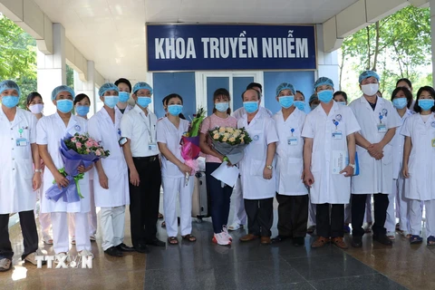 Các cán bộ, bác sỹ Bệnh viện Đa khoa tỉnh Ninh Bình chúc mừng bệnh nhân V.T.L trong ngày xuất viện. (Ảnh: Đức Phương/TTXVN) 