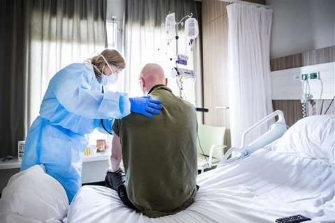 Bệnh nhân nhiễm COVID-19 được điều trị tại bệnh viện ở Hague, Hà Lan. (Ảnh: AFP/TTXVN)