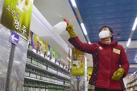 Phun thuốc khử trùng tại một siêu thị ở Bình Nhưỡng, Triều Tiên, nhằm ngăn chặn sự lây lan của COVID-19. (Ảnh: Kyodo/TTXVN)
