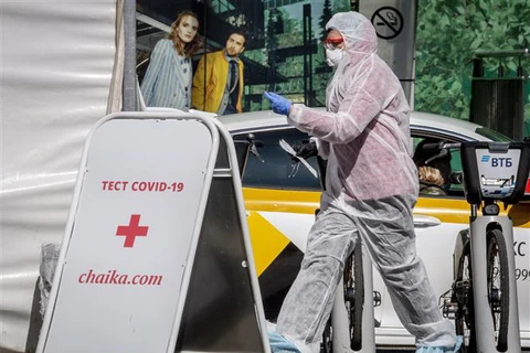 Nhân viên y tế làm nhiệm vụ tại một điểm xét nghiệm COVID-19 ở Moskva, Nga ngày 2/5/2020. (Ảnh: AFP/TTXVN)