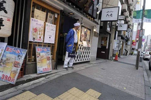 Các nhà hàng vắng khách trong bối cảnh dịch COVID-19 bùng phát tại Tokyo, Nhật Bản. (Ảnh: AFP/TTXVN)