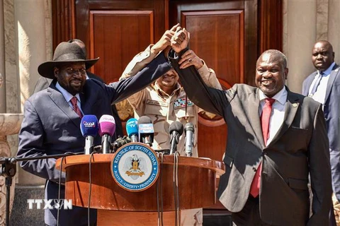 Tổng thống Nam Sudan Salva Kiir (trái) và lãnh đạo đối lập Riek Machar (phải) trong cuộc họp báo sau đàm phán về thành lập Chính phủ mới tại Juba, Nam Sudan ngày 17/12/2019. (Ảnh: AFP/TTXVN)