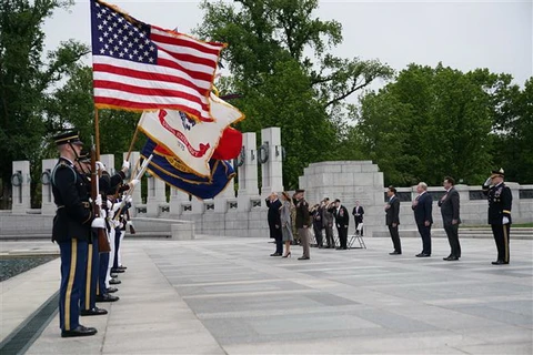 Tổng thống Mỹ Donald Trump (giữa, trái) cùng phu nhân Melania Trump (giữa, thứ 2 trái) tại lễ kỷ niệm 75 năm chiến thắng phát xít, chấm dứt Chiến tranh Thế giới thứ hai ở Washington DC., ngày 8/5/2020. (Ảnh: AFP/TTXVN)