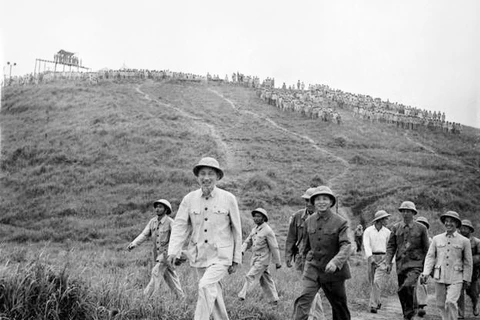 Chủ tịch Hồ Chí Minh và Đại tướng Võ Nguyên Giáp thị sát buổi diễn tập cấp Trung đoàn tấn công của Sư đoàn 308 tại Sơn Tây, năm 1957. (Ảnh: Tư liệu/TTXVN phát)