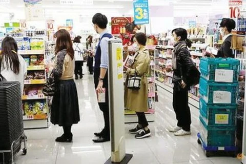 Người dân Tokyo xếp hàng tại một siêu thị. (Nguồn: Reuters)