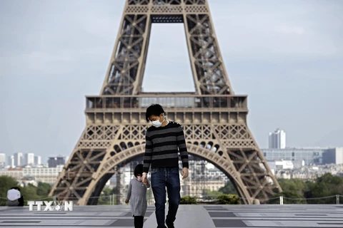 Người dân đeo khẩu trang nhằm ngăn dịch COVID-19 lây lan tại Paris, Pháp. (Ảnh: AFP/TTXVN)