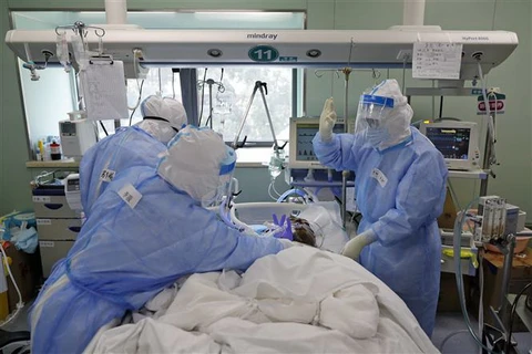 Nhân viên y tế chăm sóc bệnh nhân mắc COVID-19 tại một bệnh viện ở Vũ Hán, Trung Quốc. (Ảnh: THX/TTXVN)