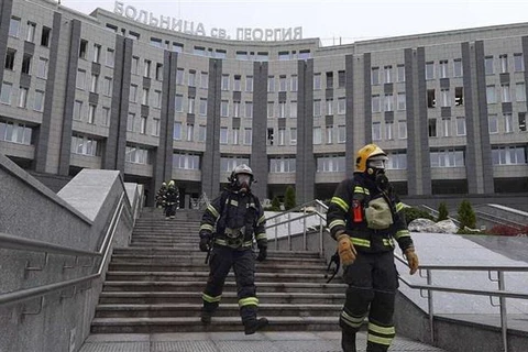 Lực lượng cứu hỏa được triển khai tại hiện trường vụ cháy tại bệnh viện điều trị bệnh nhân COVID-19 ở St.Petersburg, Nga trưa 12/5/2020. (Ảnh: RT/TTXVN)