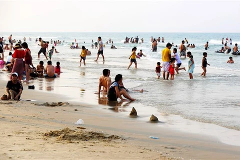 Du khách tắm biển vui chơi tại bãi biển Của Việt, huyện Gio Linh. (Ảnh: Hồ Cầu/TTXVN) Du lịch biển đảo ở Quảng Trị đang có xu hướng phục hồi 
