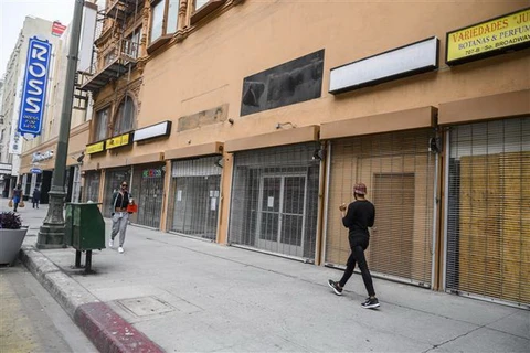 Các cửa hàng kinh doanh đóng cửa do dịch COVID-19 tại Los Angeles, Mỹ. (Ảnh: AFP/TTXVN)