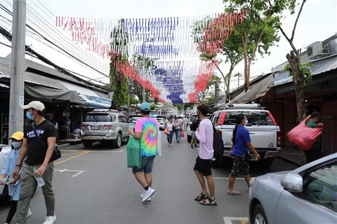 Khách hàng mua sắm tại khu chợ Chatuchak ở Bangkok, Thái Lan ngày 9/5/2020. (Ảnh: THX/TTXVN)