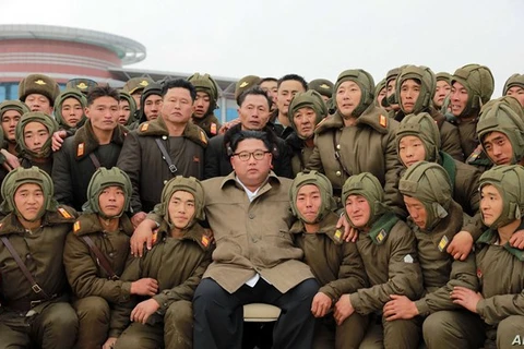 Nhà lãnh đạo Kim Jong-un cùng các binh sỹ Triều Tiên. (Ảnh: KCNA)