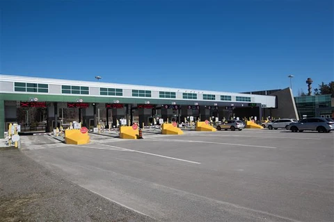 Cửa khẩu biên giới Canada-Mỹ tại Lansdowne, Ontario, đóng cửa ngày 22/3/2020. (Ảnh: AFP/TTXVN)
