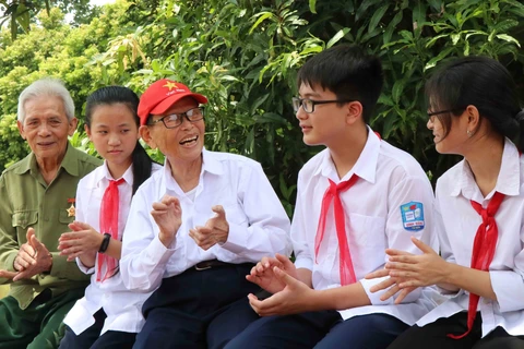[Photo] Thiếu niên, nhi đồng Việt Nam tự hào tiếp bước cha anh
