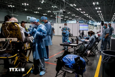 Lực lượng quân nhân Mỹ làm việc tại một trạm y tế ở New York. (Ảnh: AFP/TTXVN)