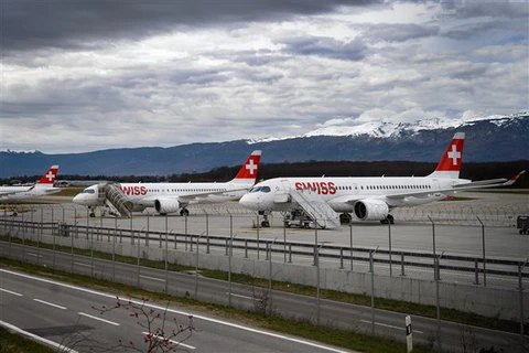 Máy bay của Hãng hàng không quốc tế Thụy Sĩ SWISS International Air Lines tại sân bay Geneva, Thụy Sĩ. (Ảnh: AFP/TTXVN)