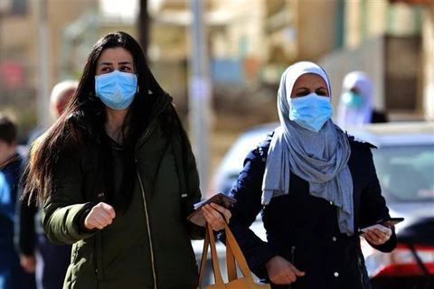 Phụ nữ đeo khẩu trang nhằm ngăn chặn sự lây lan của dịch COVD-19 tại Amman, Jordan. (Ảnh: THX/TTXVN)