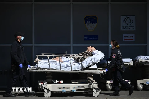 Nhân viên y tế chuyển bệnh nhân nghi mắc COVID-19 vào một bệnh viện ở New York, Mỹ ngày 14/5/2020. (Ảnh: AFP/TTXVN)
