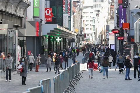 Người dân di chuyển trên đường phố tại Brussels, Bỉ ngày 11/5/2020. (Ảnh: THX/TTXVN)