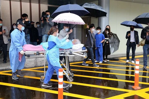 Nhân viên y tế chuyển bệnh nhân mắc COVID-19 đã được chữa khỏi tại một bệnh viện ở Seoul, Hàn Quốc ngày 15/5/2020. (Ảnh: Yonhap/TTXVN)