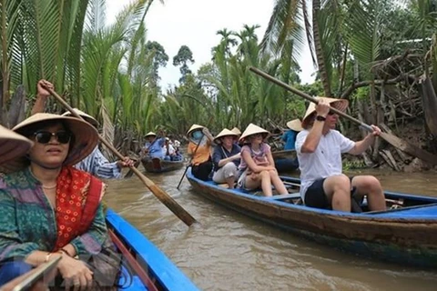 Khách quốc tế khám phá miền sông nước Tiền Giang. (Ảnh: Ngọc Hà/TTXVN)