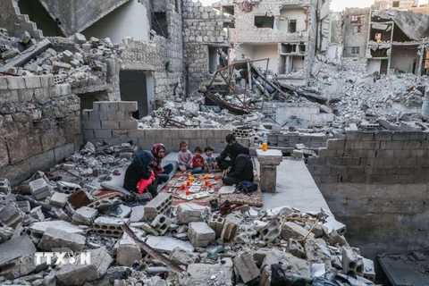 Cảnh đổ nát sau các cuộc giao tranh tại Idlib, Syria. (Ảnh: AFP/TTXVN)