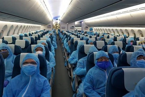 Bên trong chuyến bay đặc biệt hồi hương 340 công dân Việt Nam bị kẹt tại Ấn Độ. (Ảnh: Huy Lê/TTXVN)
